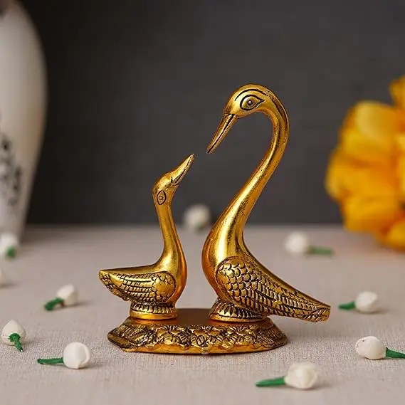 Metal Kissing Duck Showpiece for Home and Office Decor Decor- Decorative Items for Home, Antique Home Decor (6 Inches)